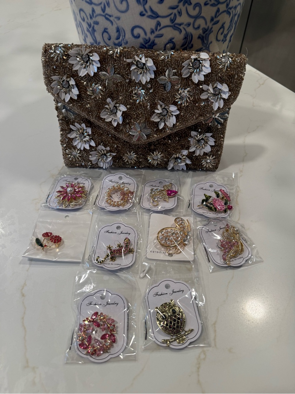 Brooch Fun-buy a brooch for entry to win clutch